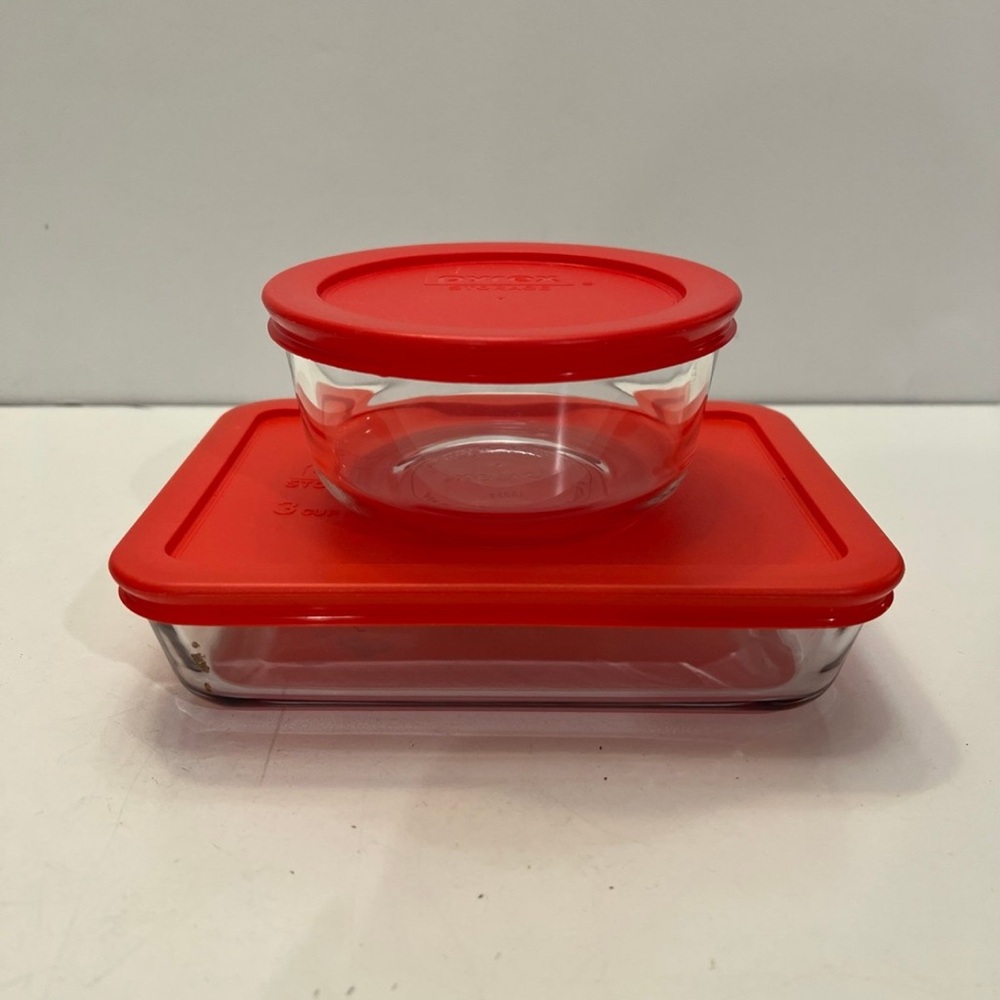 Pyrex 3 cup rectangular food storage and 2 cup circular food storage